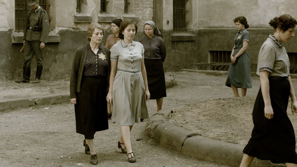 Hannah Senesh (Meri Roth) and her mother Catherine (Marcela Nohýnková) circle a prison courtyard