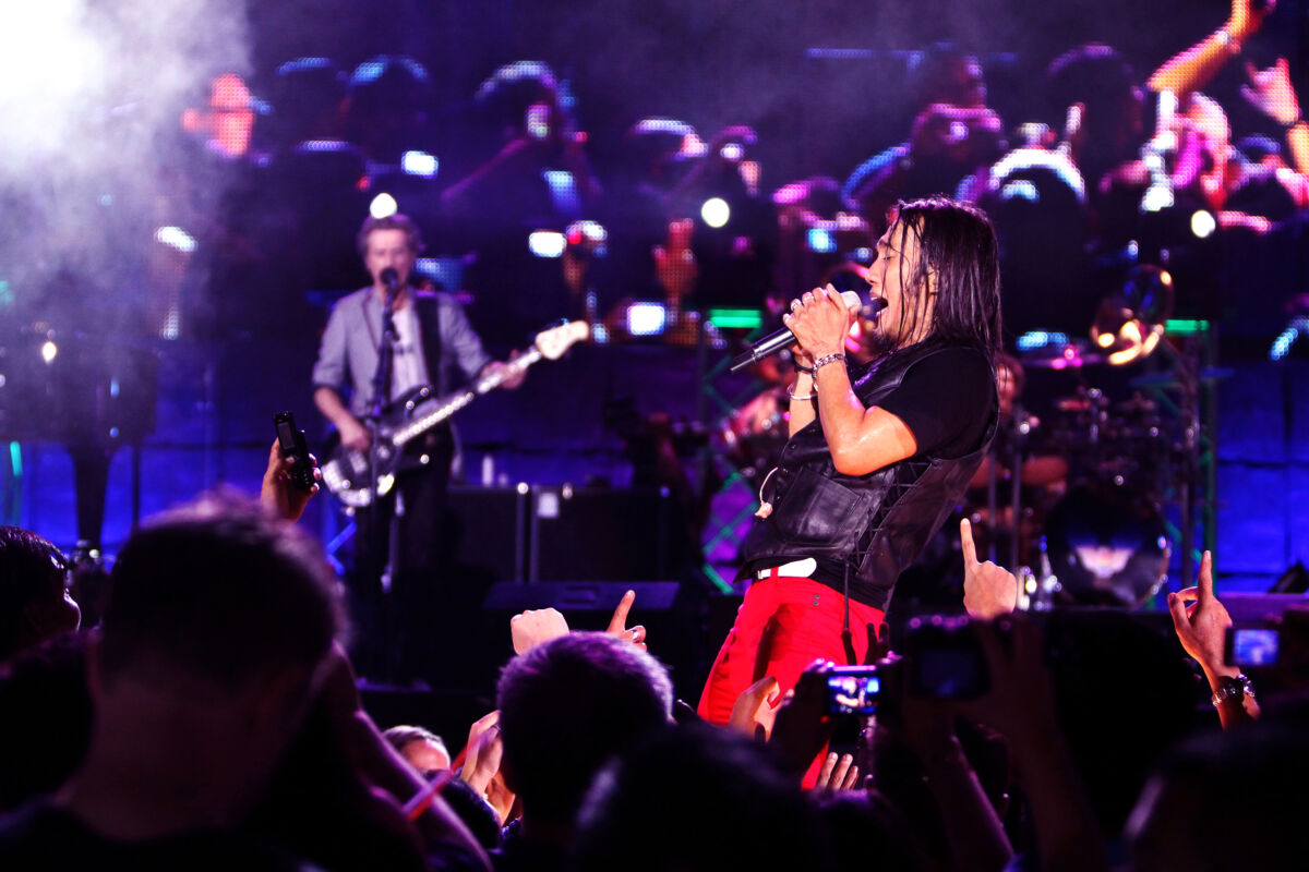 Arnel Pineda on stage singing to a large crowd