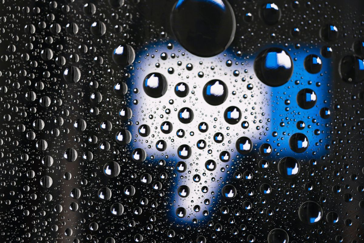 A glass wall covered in water bubbles. Each bubble has a tiny "like" button inside of it.